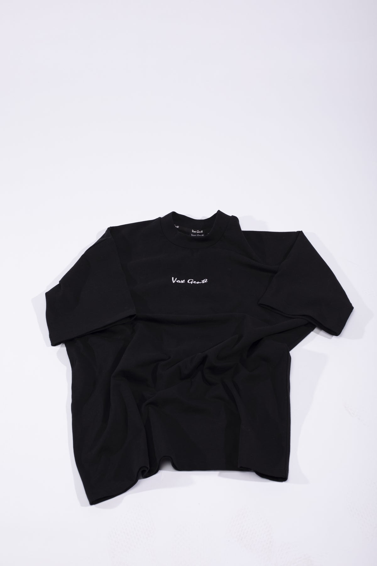 Hurriya Tee: black oversized T-shirt with an embroidered dove in Syrian flag colours breaking its chains (view 2)